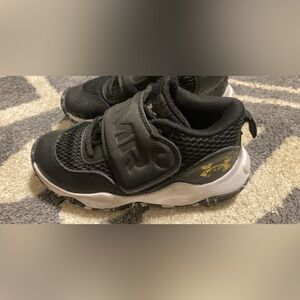 Under Armour Boys Basketball Tennis shoes